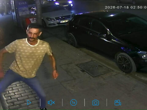Is yerinin camini tekmeyle kiran supheliyi esnaf yakaladi WaX6GRNV